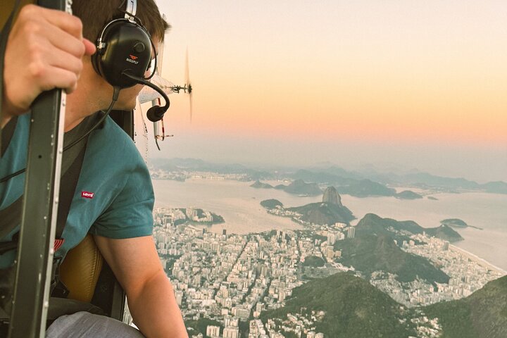Pasajero al atardecer en helicóptero